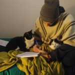 El humano adolescente está con algo que llaman pruebas, y lo estamos ayudando y apoyando